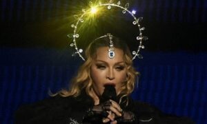 Read more about the article مادونا تحثّ بابا الفاتيكان على زيارة غزة “لإنقاذ الأطفال الأبرياء.. فلم يعد هناك وقت”