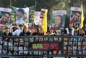 Read more about the article عائلات الأسرى بغزة عقب أنباء عن توجه احتلال قطاع غزة: حكومة نتنياهو على وشك قرارات كارثية للكيان