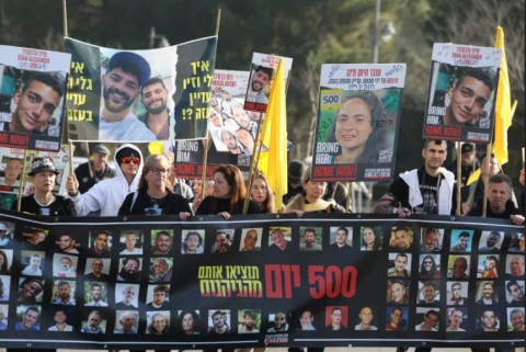 You are currently viewing عائلات الأسرى بغزة عقب أنباء عن توجه احتلال قطاع غزة: حكومة نتنياهو على وشك قرارات كارثية للكيان