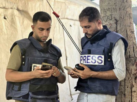 You are currently viewing جيش الإحتلال يغتال 5 من طاقم “الجزيرة” بغزة بينهم أنس الشريف ومحمد قريقع.. القناة تؤكد انها محاولة لإسكات الأصوات.. وحماس تعتبرها جريمة تتجاوز كل حدود الفاشية.. واستشهاد 48 فلسطينيا بينهم منتظرو مساعدات بقصف مناطق متفرقة من القطاع