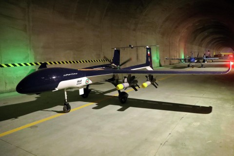 You are currently viewing الجيش الإيراني يعلن لأول مرة انضمام مُسيرة “انتحارية” متطورة لترسانته العسكرية.. هذا ما نعرفه عن “سيمرغ”