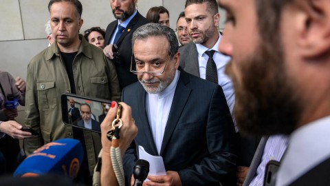 You are currently viewing بعد التهديد بفرض عقوبات على طهران.. إيران تعقد في جنيف محادثات مع “الترويكا” الأوروبية لمناقشة البرنامج النووي