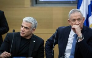 Read more about the article حكومة غانتس المثيرة للجدل.. لابيد يرفضها بشدة ونتنياهو يطمئن شركاءه بأنه لن يُفكك “جبهة اليمين”