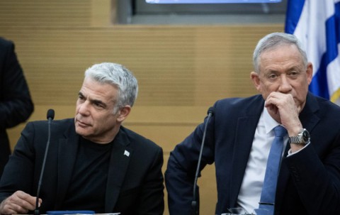 You are currently viewing حكومة غانتس المثيرة للجدل.. لابيد يرفضها بشدة ونتنياهو يطمئن شركاءه بأنه لن يُفكك “جبهة اليمين”