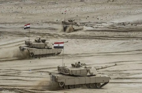 You are currently viewing هيئة البث العبرية: مصر تدفع بآلاف الجنود إلى سيناء وتعزز قواتها العسكرية بالتزامن مع توسيع الكيان لعملياته العسكرية في غزة