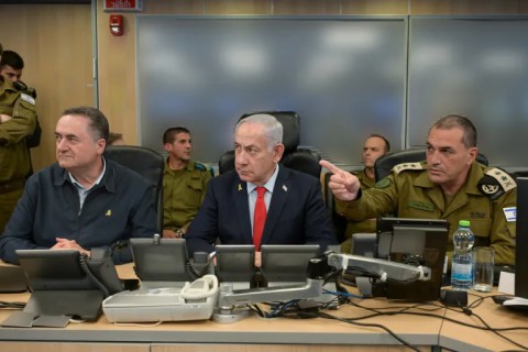 You are currently viewing خلال اجتماع مشحون.. نتنياهو يهاجم رئيس أركان الجيش ويطالبه بالكف عن نشر إحاطات إعلامية ضده.. والأخير يرد بقوة