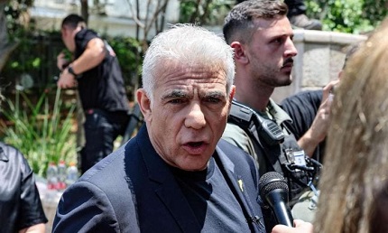 You are currently viewing لبيد: احتلال غزة يعني موت الأسرى وانهيار اقتصاد الكيان