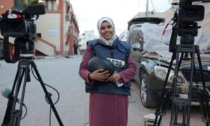 Read more about the article الغارديان: مريم أبو دقة حملت كاميرتها وخاضت الميدان.. والغارة المزدوجة على مستشفى ناصر جريمة حرب كاملة الأركان