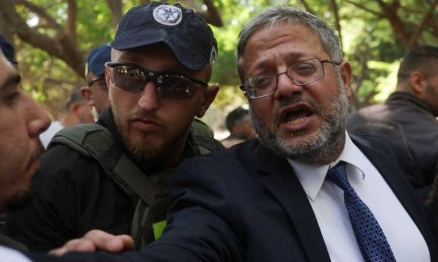 You are currently viewing “إرهابي مجرم”.. متظاهرون يلاحقون بن غفير لرفضه تبادل الأسرى