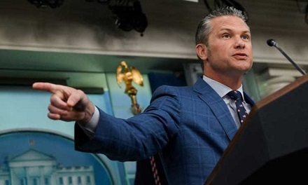 You are currently viewing “واشنطن بوست”: وزير الدفاع الأمريكي يقيل مدير استخبارات البنتاغون عقب تقرير حول الضربات العسكرية على إيران