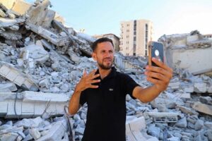 Read more about the article “نوصل صوتنا للعالم”.. فلسطيني أصم يروي معاناة غزة بلغة الإشارة على وسائل التواصل