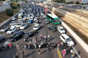 Read more about the article مستوطنون يغلقون طرقا رئيسية في دولة الاحتلال للمطالبة بوقف الحرب والتوصل لصفقة تبادل