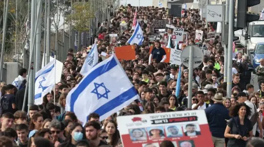 You are currently viewing مستوطنون يتظاهرون أمام منازل الوزراء ويغلقون الطرقات للمطالبة بصفقة تبادل شاملة مع “حماس”