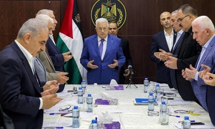 You are currently viewing بينهم الرئيس عباس ونائبه.. الكيان يدرس فرض عقوبات على كبار المسؤولين الفلسطينيين