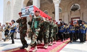 Read more about the article صنعاء.. آلاف اليمنيين يشيعون جثامين قادة حوثيين قتلهم الكيان