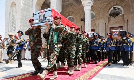 You are currently viewing صنعاء.. آلاف اليمنيين يشيعون جثامين قادة حوثيين قتلهم الكيان