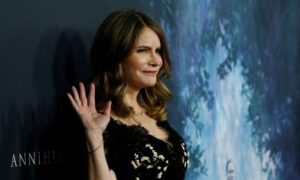 Read more about the article أكثر من ألف شخصية هوليوودية تعارض الدعوة لمقاطعة الكيان ثقافياً.. ومجموعة “عاملون في السينما من أجل فلسطين” ترد