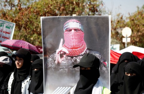 You are currently viewing “اختارنا الله”.. رسالة مؤثرة من شقيق “أبو عبيدة” بعد تأكيد الكيان على نجاح عملية اغتياله..