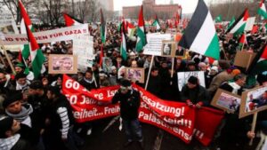 Read more about the article مُحلِّلُ صِهيونيٌّ: إنّها بدايةُ النِّهاية والكيان سيزول خلال عاميْن والمستوطنون يهربون كالفئران… نعيش اليوم زلزالاً وجوديًّا يَدُكُّ أركانَ الصِّهْيونِيّة وحماسُ فجّرت خرافة “الدولة التي لا تُقهر” وعرّتنا وفضحت هشاشتنا عالميًا