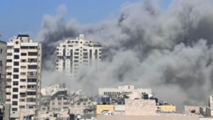 Read more about the article جيش الإحتلال يواصل تدمير أبراج غزة ويقتل ويشرد المئات.. وكاتس يهدد بالقضاء على “حماس” وتدمير القطاع