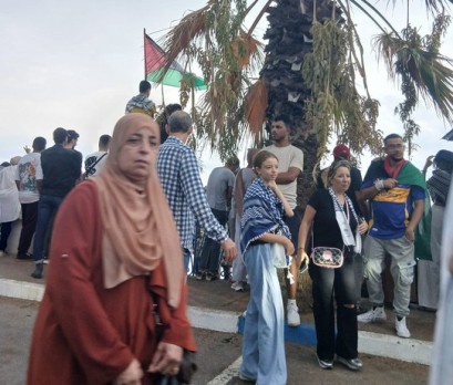 You are currently viewing لم يبحر الاسطول لكننا شاهدنا ما هو أعظم من الإبحار… تونس هي التي فتحت البحر ومشت.. الناس نزلوا إلى الميناء كما لو أن فلسطين تقف في المرفأ.. رأينا الممكن وهو يتهيأ على الخروج من المستحيل