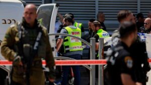 Read more about the article إصابات بصفوف المستوطنين بزعم تنفيذ عملية طعن قرب مدينة القدس المحتلة والشرطة تعتقل المُنفذ..