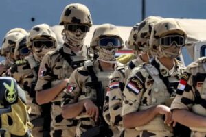 Read more about the article حالة تأهب قصوى.. مصر تنشر عشرات الآلاف من الجنود على الحدود مع الكيان وتخوفات من السيطرة على محور “فيلادلفيا”