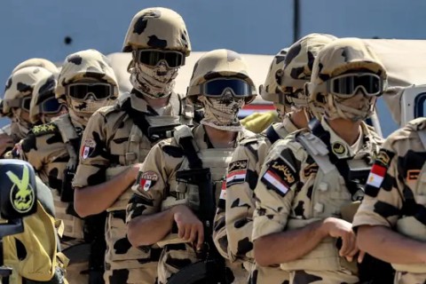 You are currently viewing حالة تأهب قصوى.. مصر تنشر عشرات الآلاف من الجنود على الحدود مع الكيان وتخوفات من السيطرة على محور “فيلادلفيا”