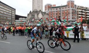 Read more about the article احتجاج ضد فريق للكيان الصهيوني يعطل سباق دراجات مرموقاً في إسبانيا