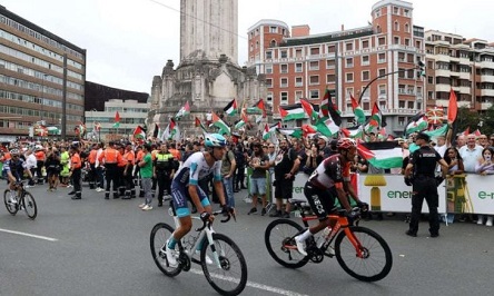 You are currently viewing احتجاج ضد فريق للكيان الصهيوني يعطل سباق دراجات مرموقاً في إسبانيا