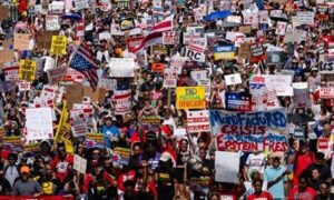 Read more about the article شارك فيها مهاجرون ومؤيدون للفلسطينيين.. سكان واشنطن يتظاهرون ضد نشر ترامب قوات الحرس الوطني