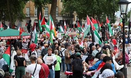 You are currently viewing منظمة بريطانية ترفع دعوى قضائية لتوقيف رئيس الأحتلال