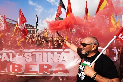 You are currently viewing إضراب عام في إيطاليا تضامنا مع غزة واحتجاجا على الإبادة