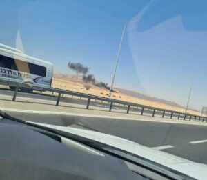 Read more about the article في أقل من 24 ساعة.. اليمن يعاود استهداف مطار “رامون” وصفارت الإنذار تدوي في “ديمونا”