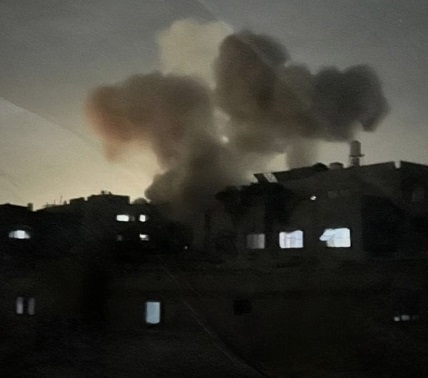 You are currently viewing غارات الإحتلال الصهيوني مكثفة على غزة: أكثر من 106 شهداء خلال الـ24 ساعة الماضية