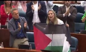 Read more about the article نائبة إسبانية ترفع علم فلسطين بغضب داخل برلمان مدريد وتفسر ألوانه