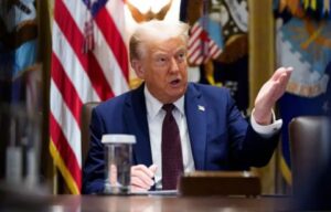 Read more about the article بعد عدوان الكيان.. ترامب يوقع أمرا تنفيذيا يعتبر أي هجوم على أراضي قطر تهديدا لأمن الولايات المتحدة