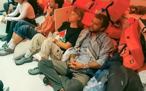 You are currently viewing الكيان يطرد 4 ناشطين إيطاليين كانوا في اسطول “الصمود” وبن غفير يهاجم المتضامنين: نُقلوا للسجن ويُعاملون كالمخربين
