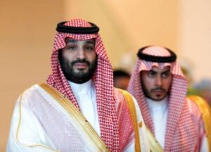 Read more about the article لماذا نقل بن سلمان دفّة النفوذ الديني من عائلة “آل الشيخ” لـ”عائلة الفوزان” وهل انتهى “تحالف الوهابية” التاريخي؟.. ماذا يقول مُفتي السعودية الجديد بالخُروج على الحاكم؟ والملك فيصل وضع “العدل” مكان “الافتاء”!