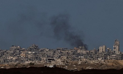 You are currently viewing الإحتلال يقصف غزة والفلسطينيون يعلقون الآمال على خطة ترامب