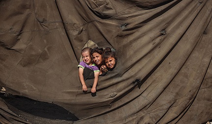 You are currently viewing عامان من الحرب على غزة: شهداء بهجمات للاحتلال واعتراض 4 مسيّرات للحوثيين