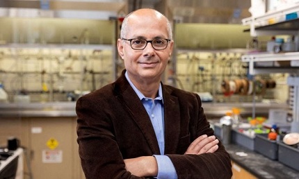 You are currently viewing الأردني عمر ياغي المتحدّر من عائلة فلسطينية لاجئة.. من غرفة بلا كهرباء “نتشاركها مع الماشية” إلى مختبرات نوبل