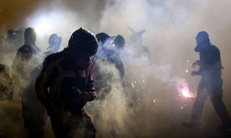 You are currently viewing أمريكا تتظاهر دون أن تثور.. كيف تحولت السياسة الأمريكية إلى عرض مسرحي دائم؟