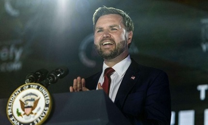 You are currently viewing نائب الرئيس الأمريكي يواجه أسئلة محرجة حول “تضارب مصالح” ترامب في سياسته الداعمة للكيان بسبب تبرعات أديلسون