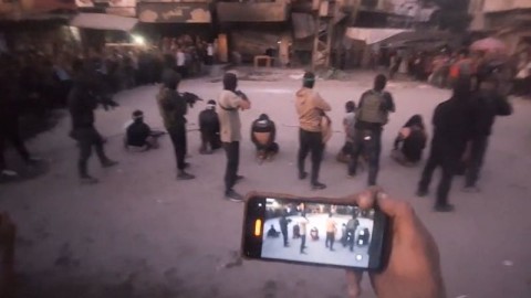 You are currently viewing المقاومة في غزة تُنفذ إعدامات ميدانية واسعة وتعلن الحرب على العصابات والعملاء..