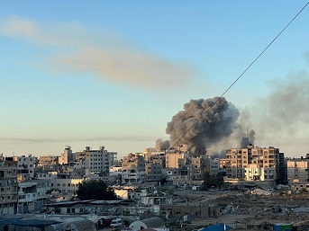 You are currently viewing الاحتلال يحاصر الغزيين.. وينفذ عمليات نسف ضخمة في مدينة غزة