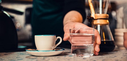 Read more about the article تقديم الماء مع القهوة: أكثر من مجرد تقليد، اكتشفوا السبب الحقيقي
