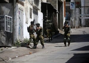 Read more about the article قوات الاحتلال تداهم منازل أسرى محررين في الضفة الغربية