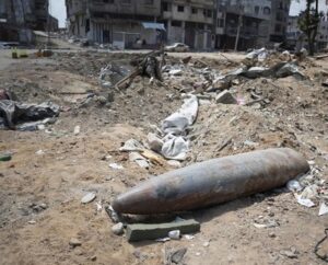 Read more about the article منظمة إغاثية: تطهير سطح غزة من القنابل غير المنفجرة قد يستغرق 30 عاماً