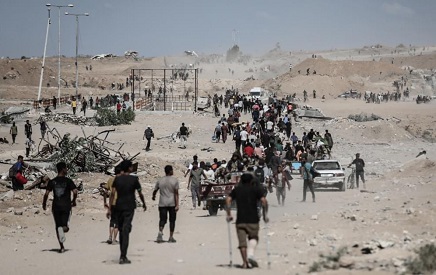 You are currently viewing النازحون يبدأون العودة إلى مدينة غزة.. والاحتلال يستكمل انسحابه من المناطق المتفق عليها